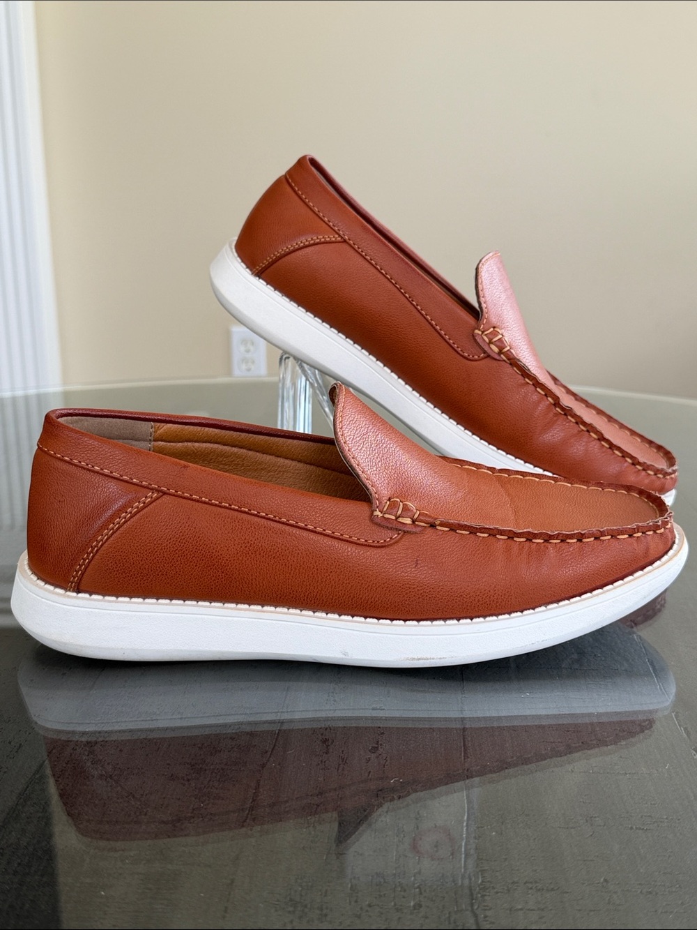 Tahari Hipster Men’s Slip-On Loafers in Cognac and Tan with White Sole. Size 8.5